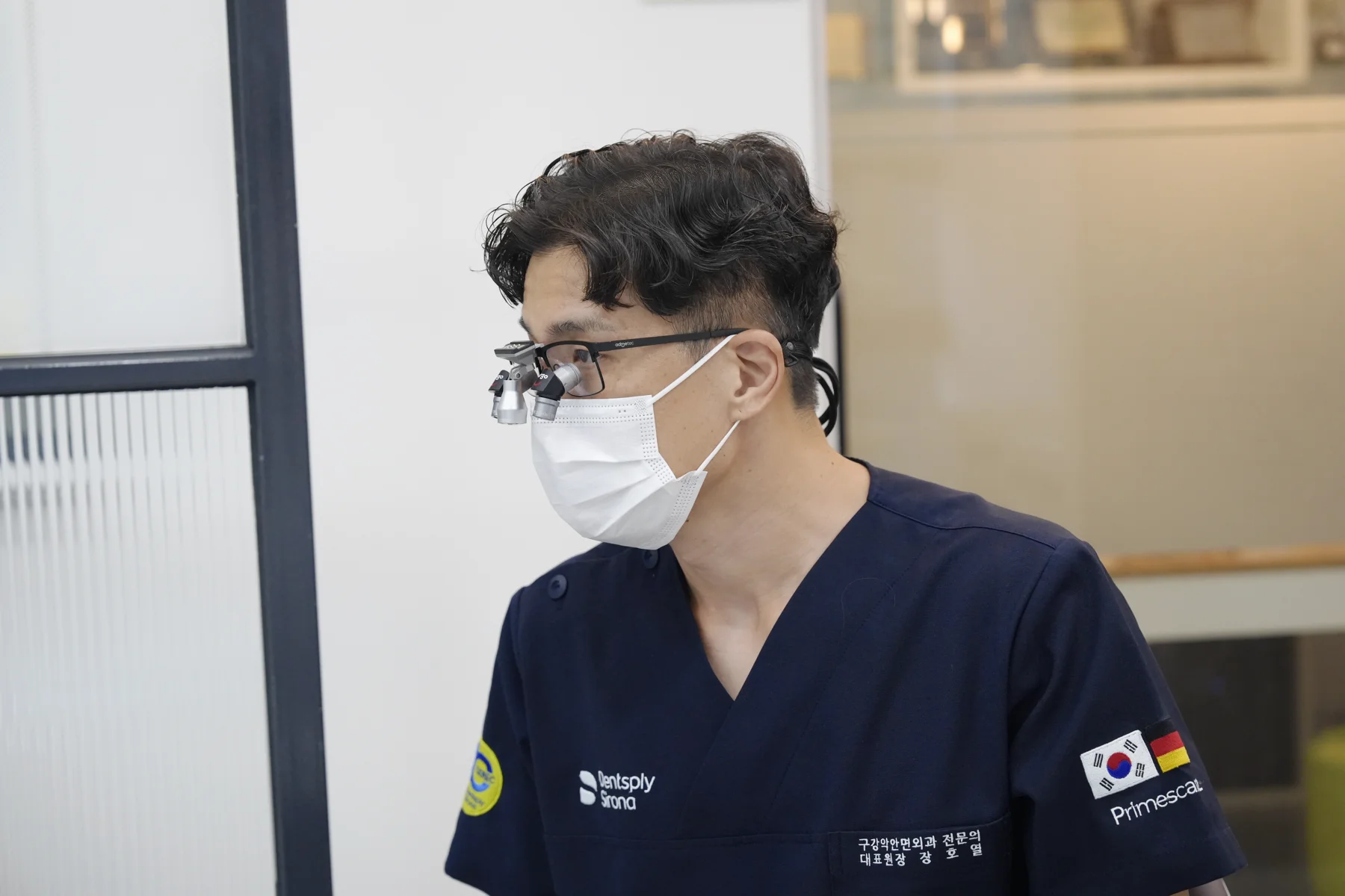 확대경을 착용하고 진료하는 장호열 원장